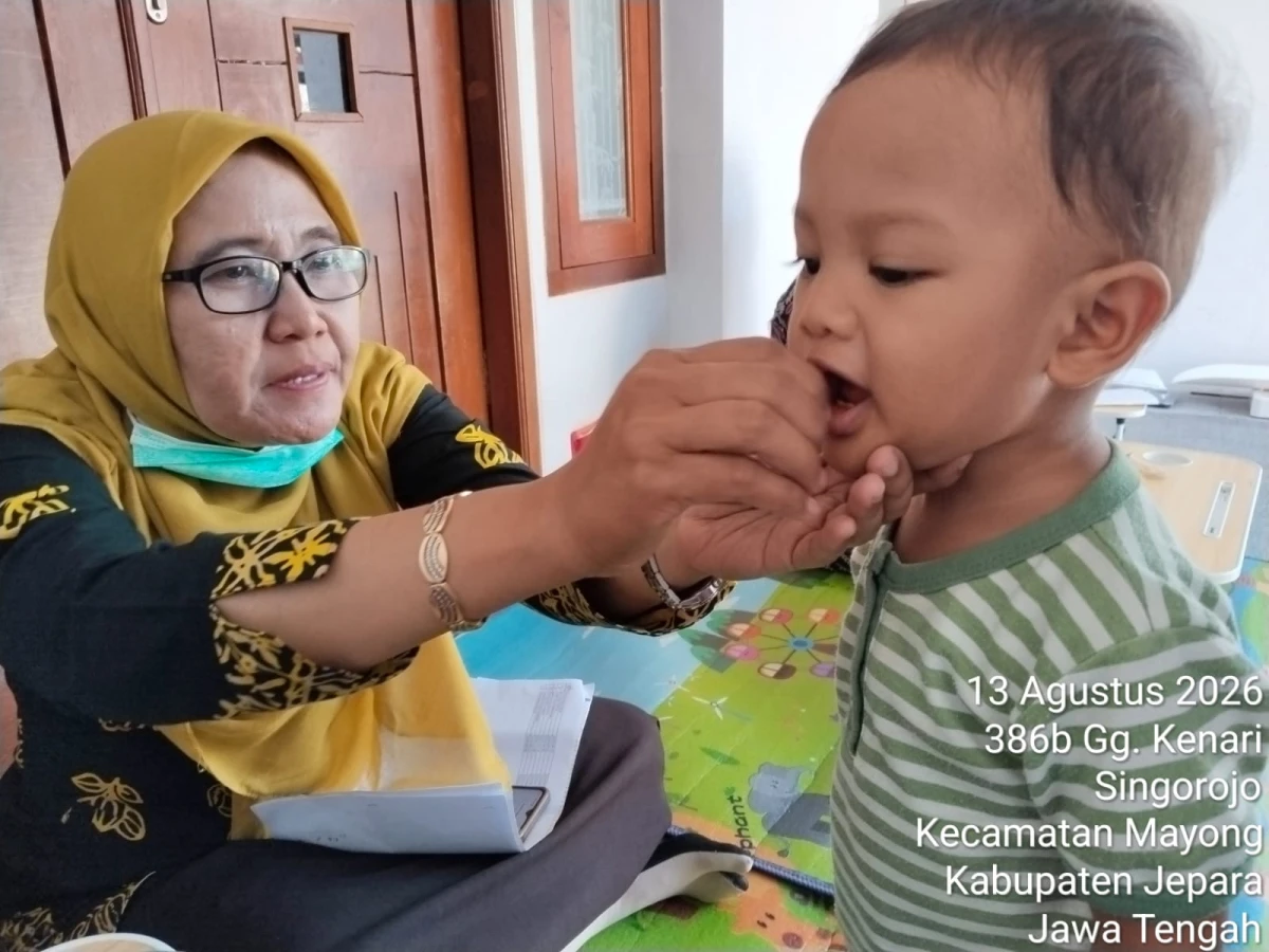PEMBERIAN VITAMIN A DI POSYONDU ANGGREK II 