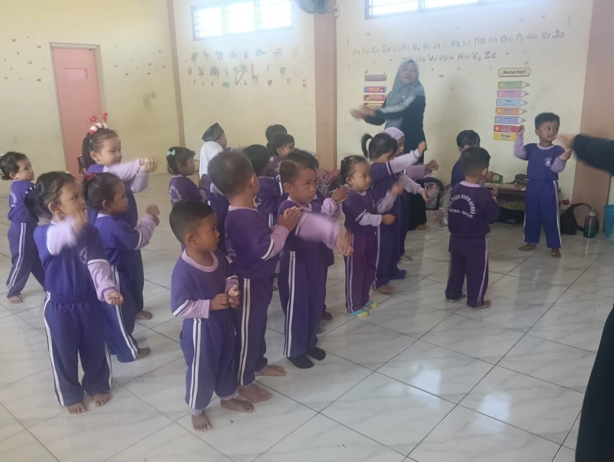 Senam bersama anak di pos paud kasih bunda 