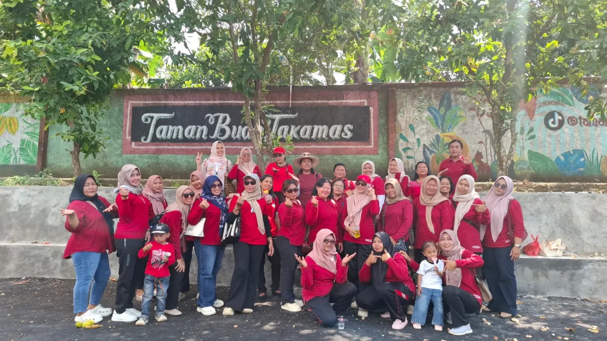 Outing kader Posyandu se Desa Karanggondang