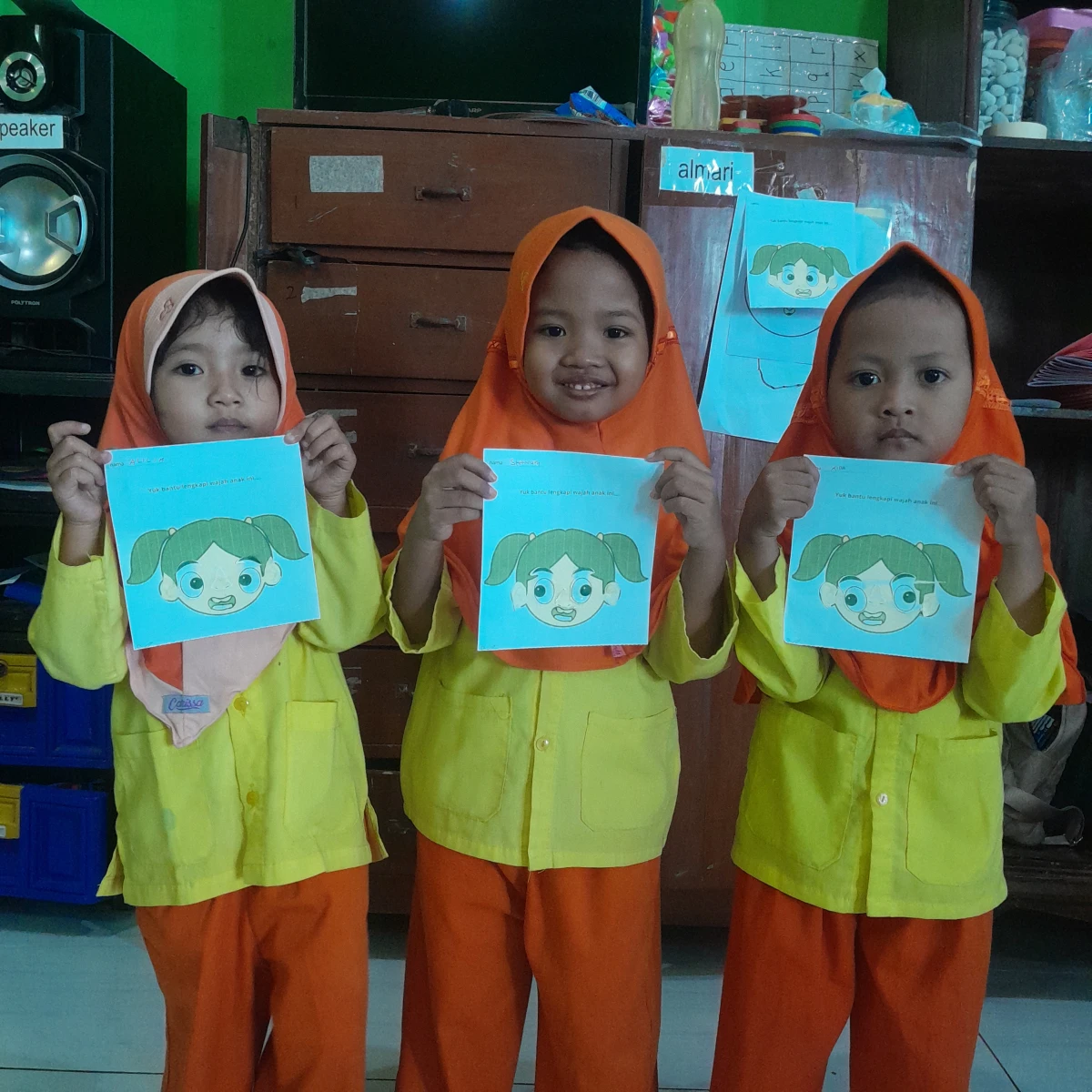 Menggunting dan menempel bagian tubuh 