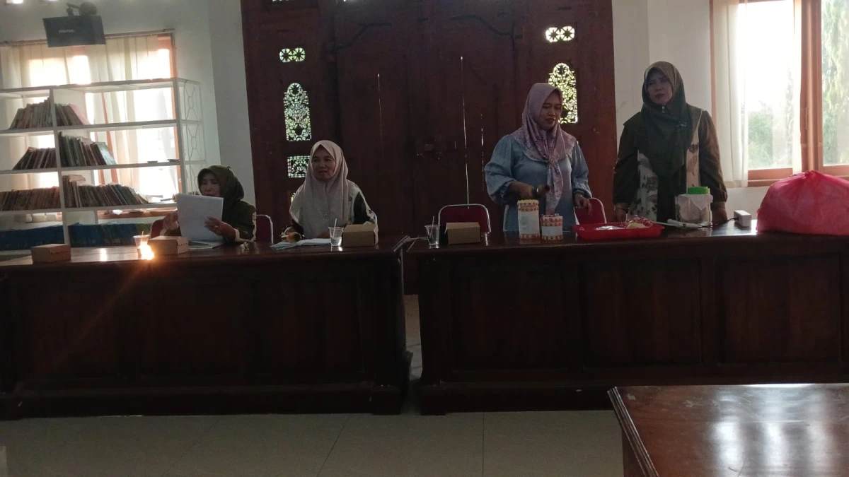 Pelatihan Menghias Toples Lebaran 