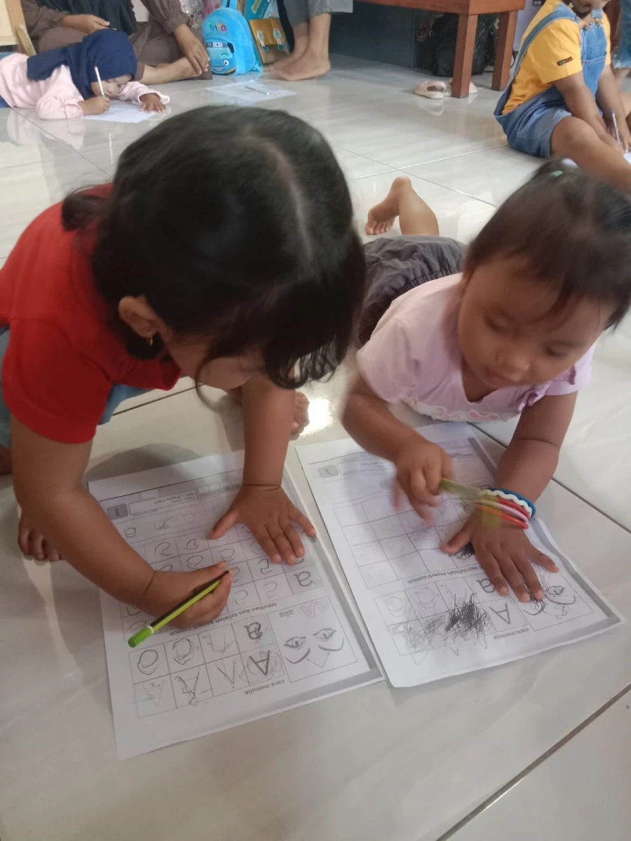 Pembelajaran hari kamis tgl 13 Agustus PP Melati menebali huruf a 