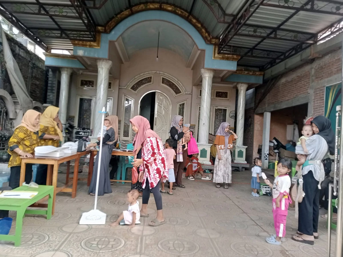 Pelaksanaan pemberian vitaminA dan obt cacing diposyandu melati desa pelang