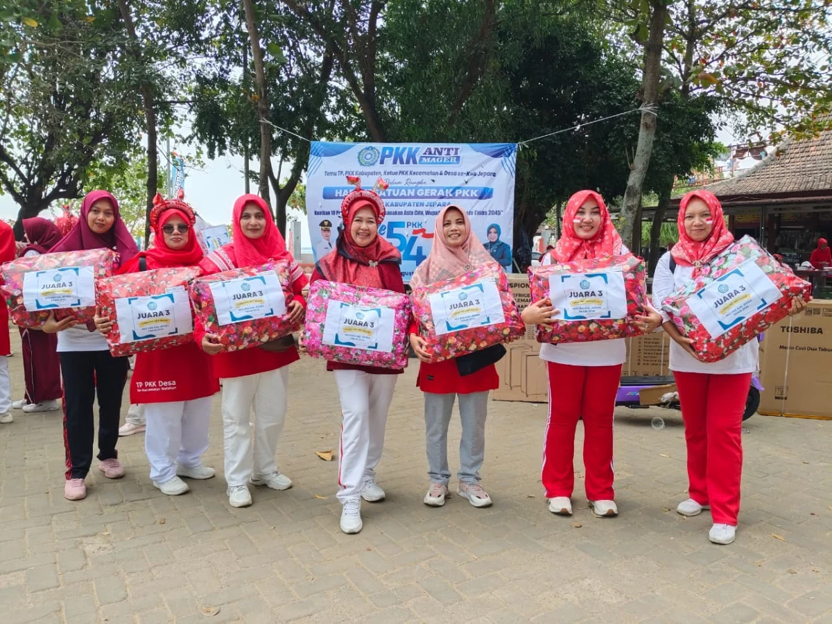 Mengikuti Beragam Lomba rangkaian kegiatan dari PKK ANTI MAGER dalam rangka memperingati HKG-PKK ke-54 di Pantai Bandengan.