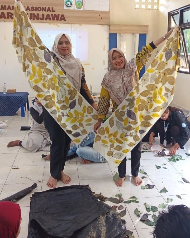 Wujudkan Kreativitas Ramah Lingkungan, TP PKK Desa Kemujan Ikuti Pelatihan Ecoprint Gelaran BTN Karimunjawa