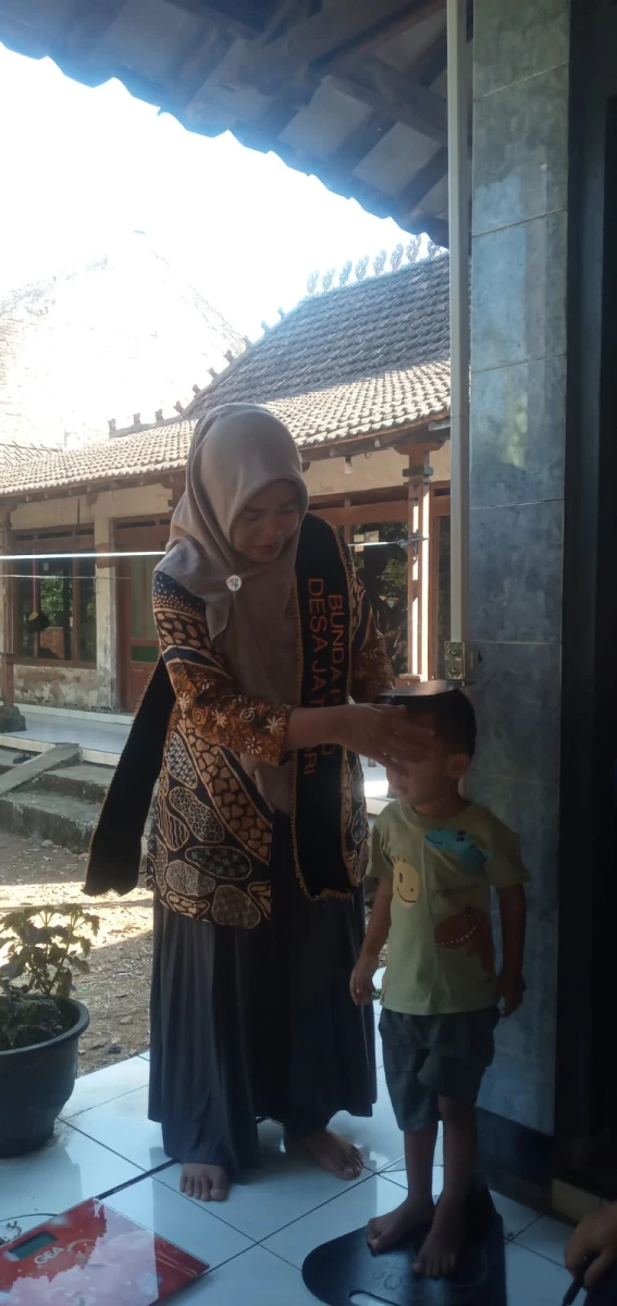 Pastikan Balita Sehat, Ketua TP PKK Desa Jatisari Pantau Pemberian Vitamin A dan Obat Cacing di Posyandu Doa Ibu RW 2