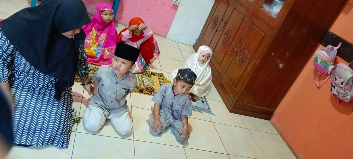 SHOLAT BERSAMA ANAK PAUD
