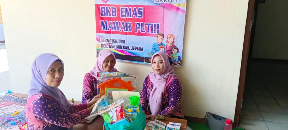 PENYERAHAN ALAT PERMAINAN UNTUK BKB DESA TIGAJURU