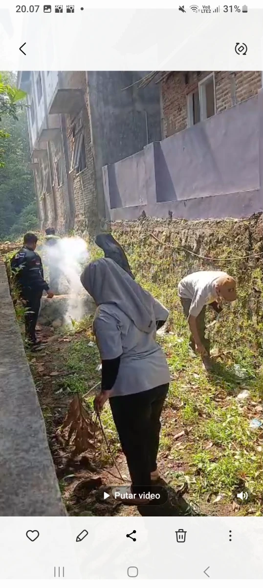 Kerja Bakti membersihkan saluran Air 