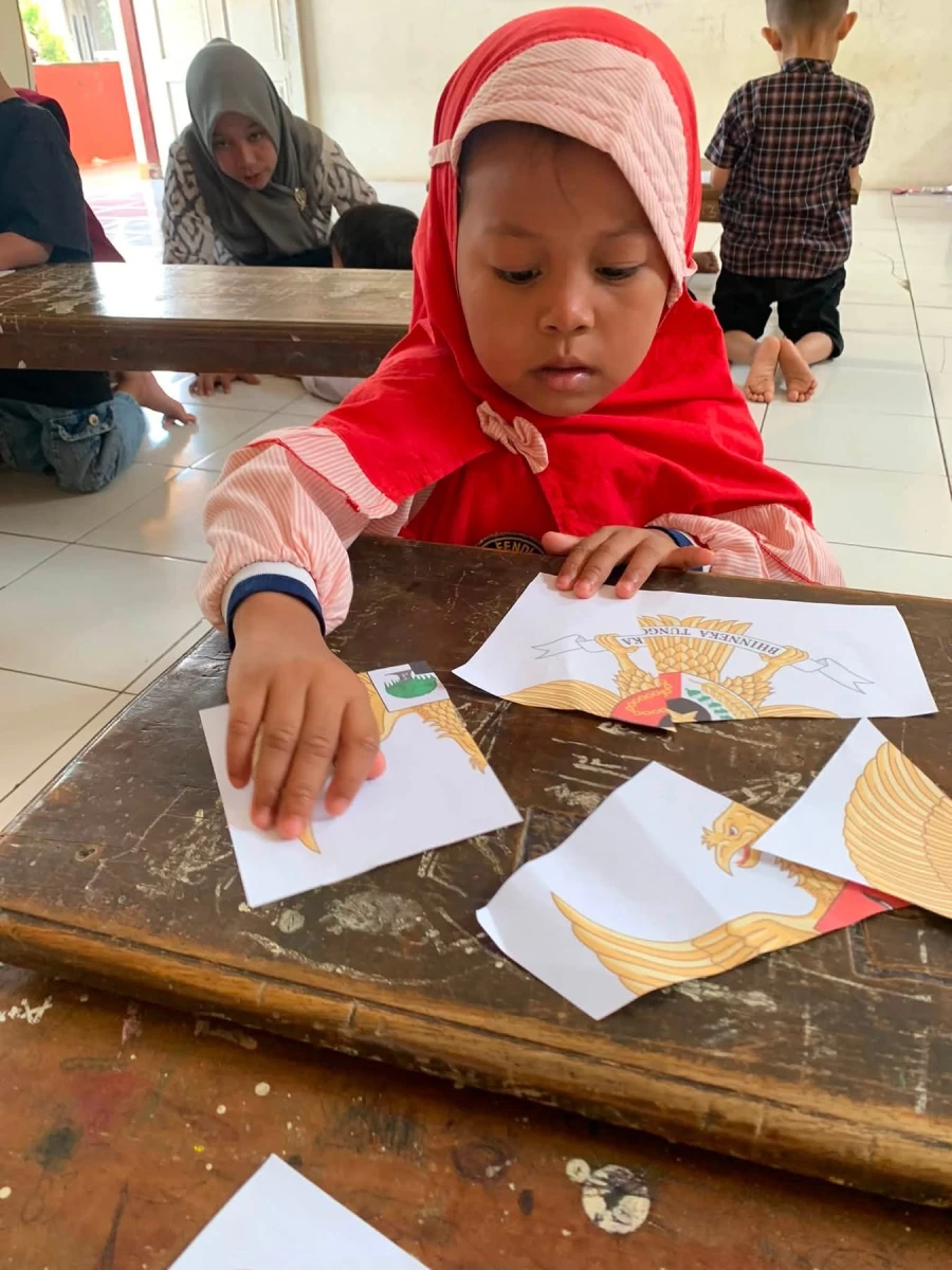 Kegiatan pos paud Miftahul huda belajar tentang burung garuda