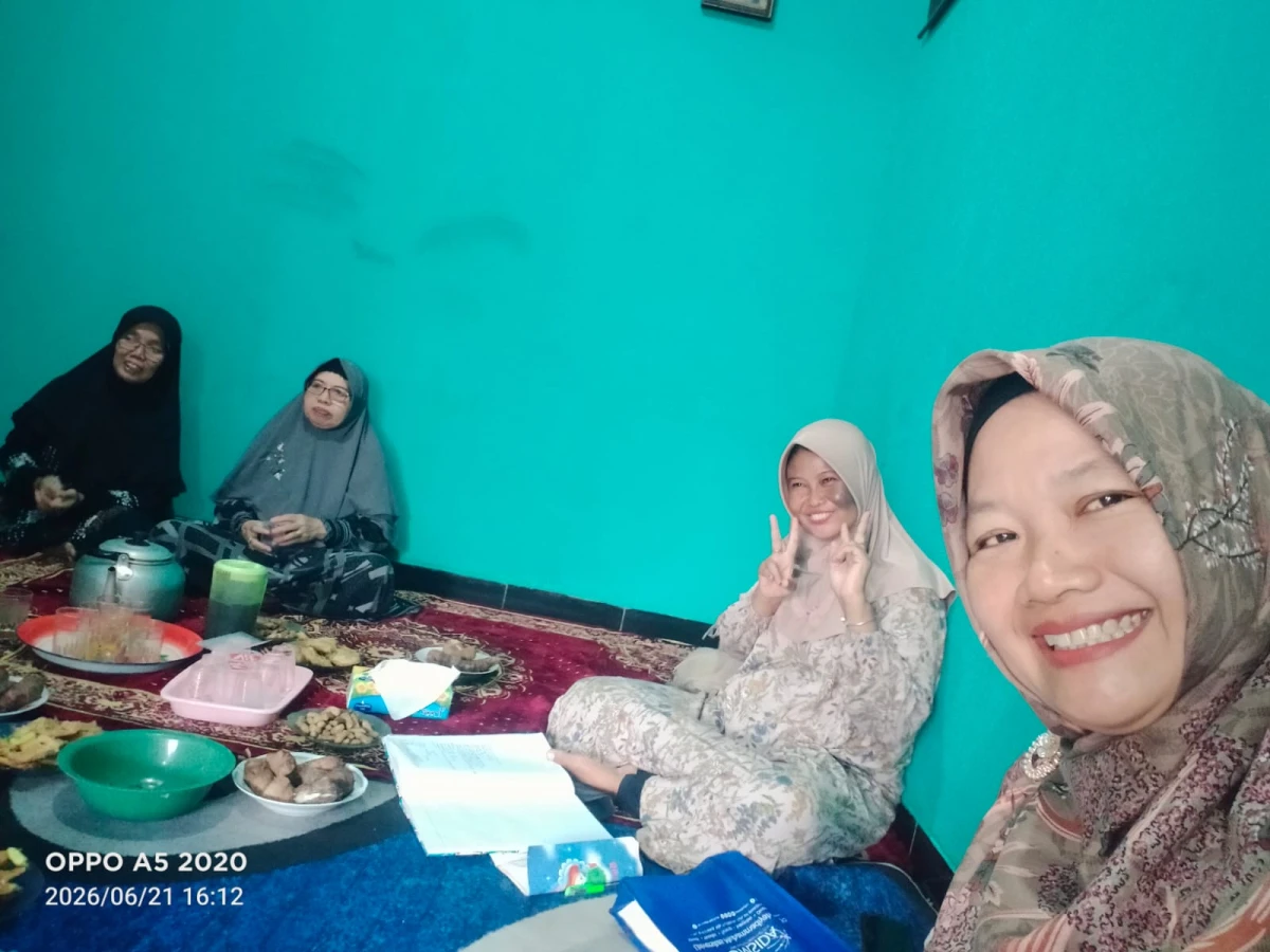 Pererat Silaturahmi dan Sinergi Kader, Ketua TP PKK Desa Singorojo Hadiri Pertemuan Rutin PKK RT 05 RW 03