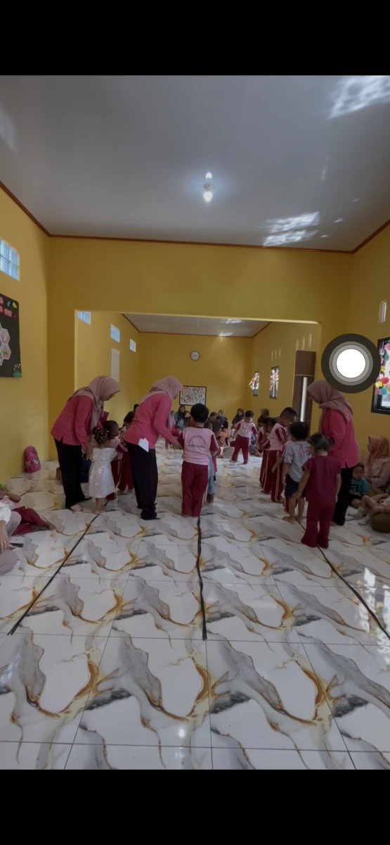 Simulasi menaiki batang bambu