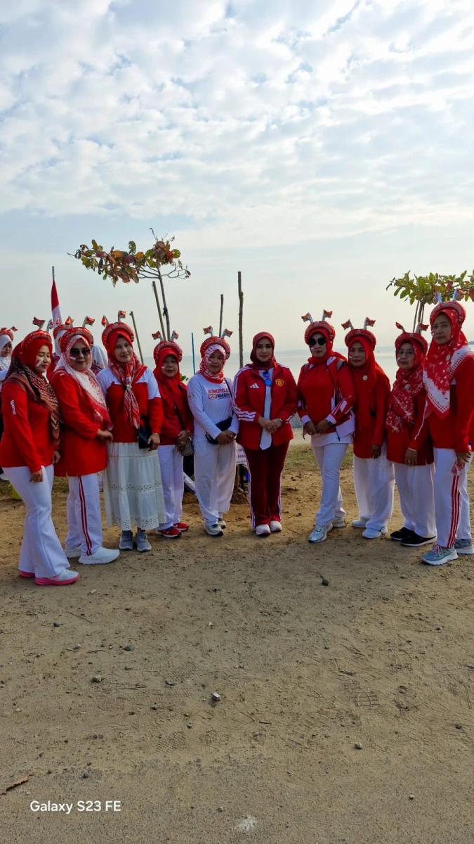 Gebyarkan HUT RI, TP PKK Kecamatan Donorojo Ikuti Aksi "PKK Anti Mager" di Pantai Bandengan Jepara