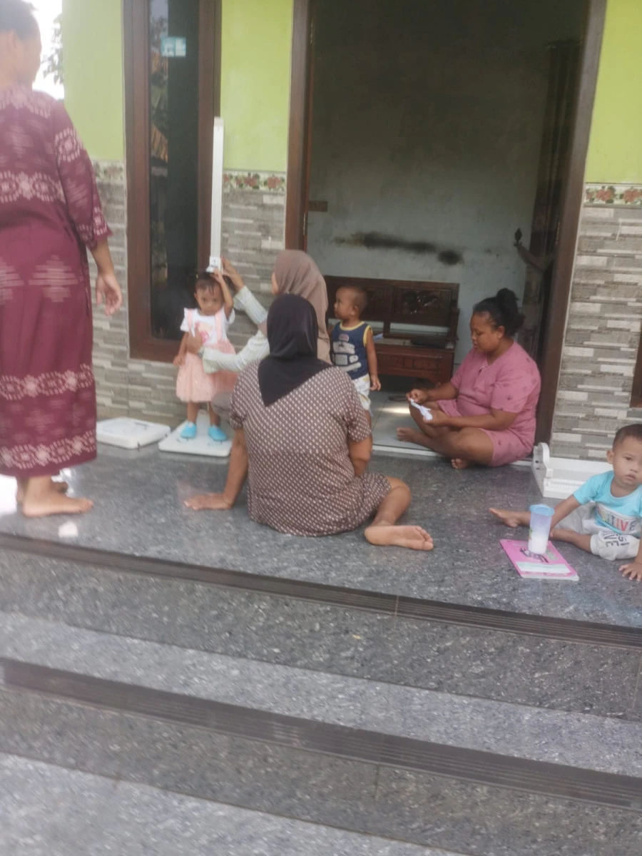Pelaksanaan posyandu permata 2 rt 4  rw 1 desa pelang