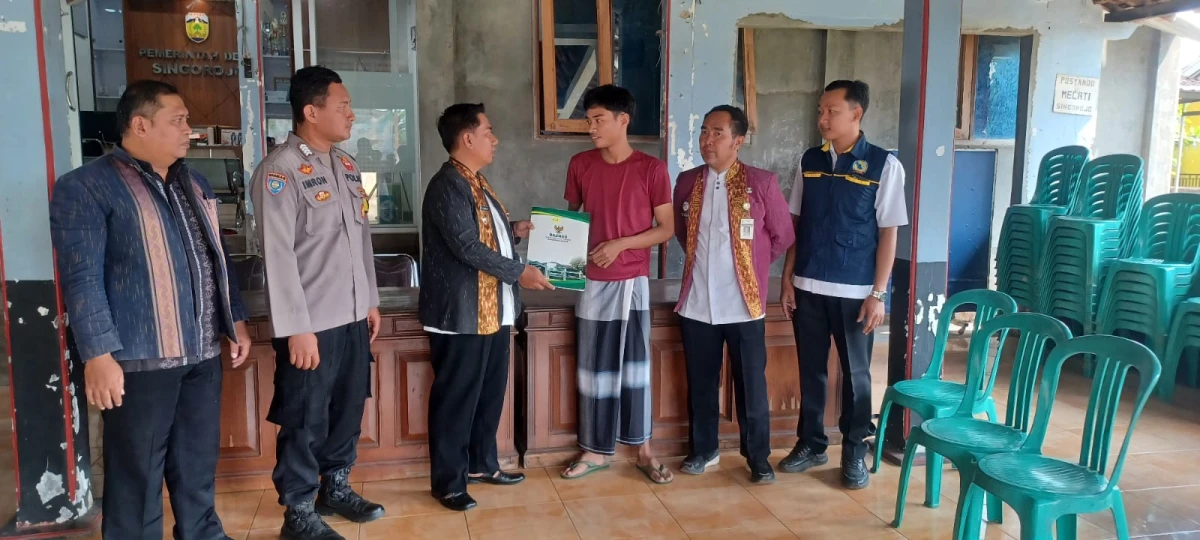 Wujud Kepedulian Pemerintah, Camat Mayong Serahkan Bantuan Duka Cita Bupati Jepara Kepada Warga Terkena Musibah