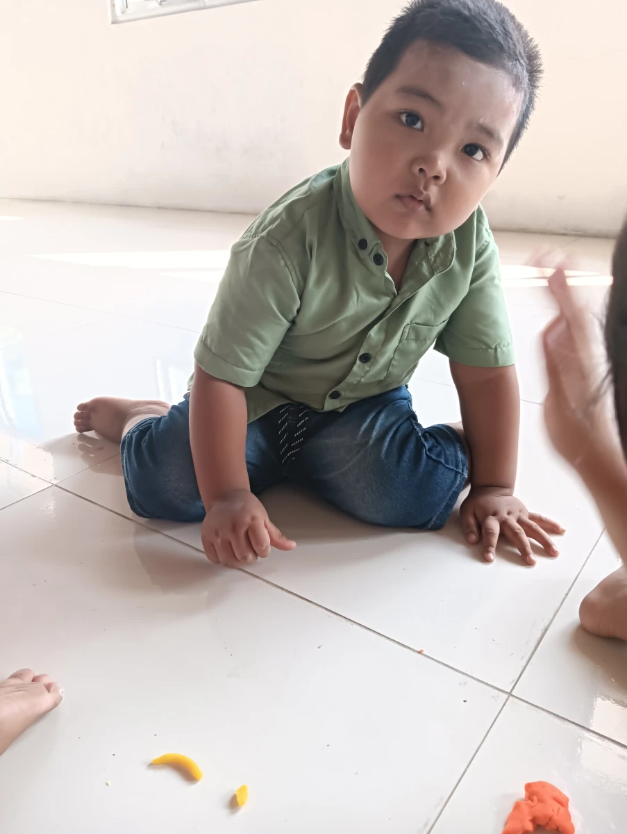 Pembelajaran di Pos Paud Anggrek Ceria dengan tema bermain plastisin 