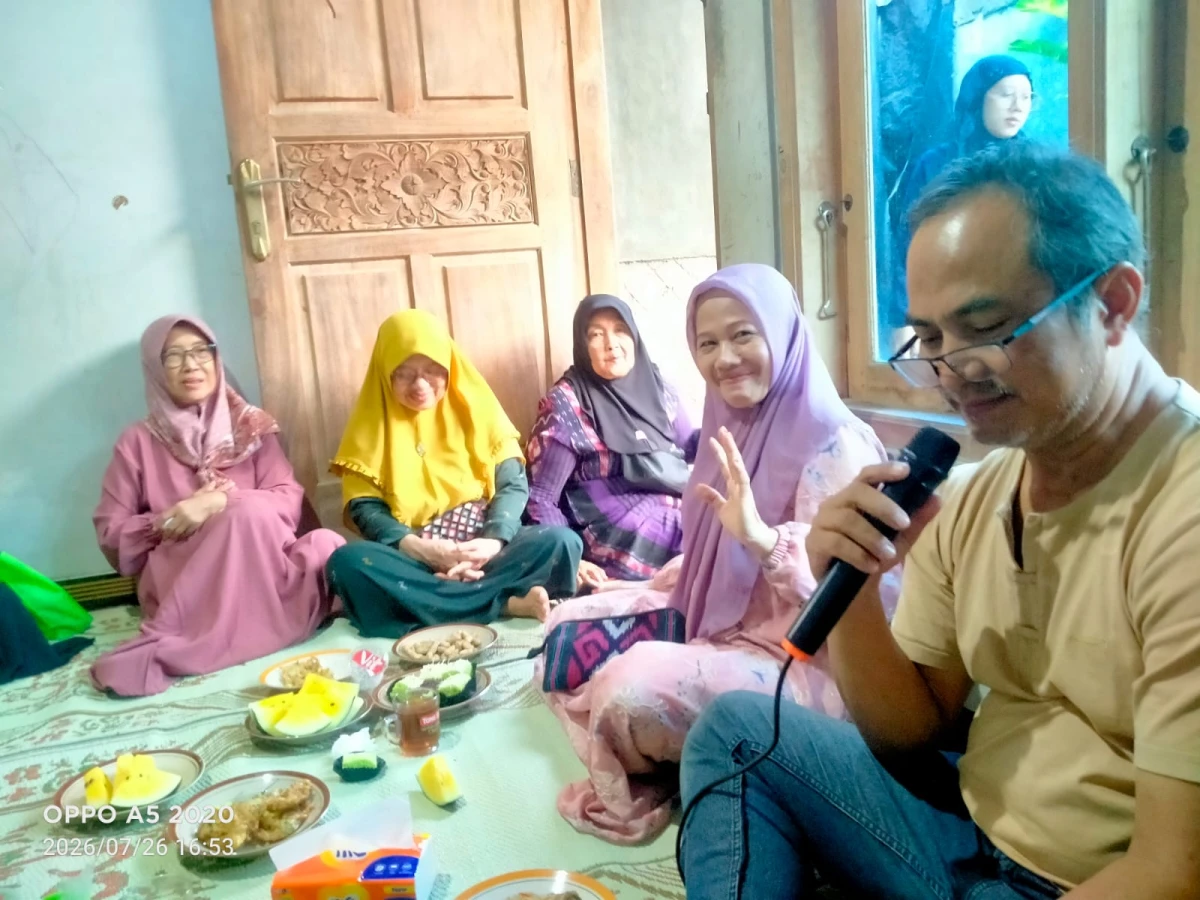 Kunjungan Ketua TP PKK Desa Singorojo pada Pertemuan Rutin PKK RT 05 RW 02