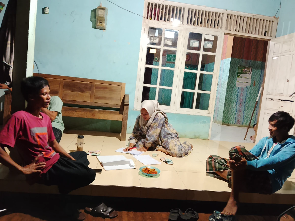 Mengikuti rapat persiapan memperingati hari kemerdekaan RT 37/07 pancur