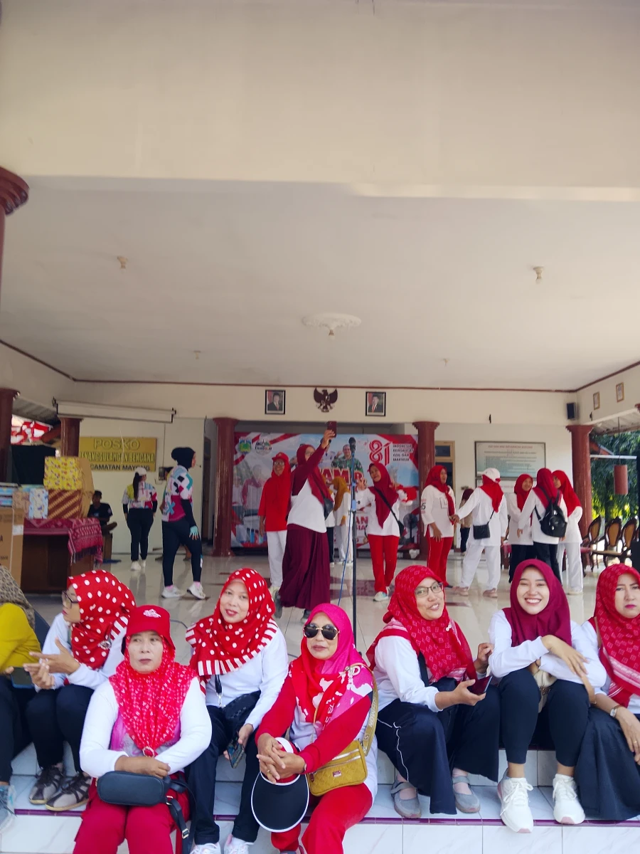 Senam dan jalan sehat memperingati hari kemerdekaan di pendopo kecamatan Mayong 2026