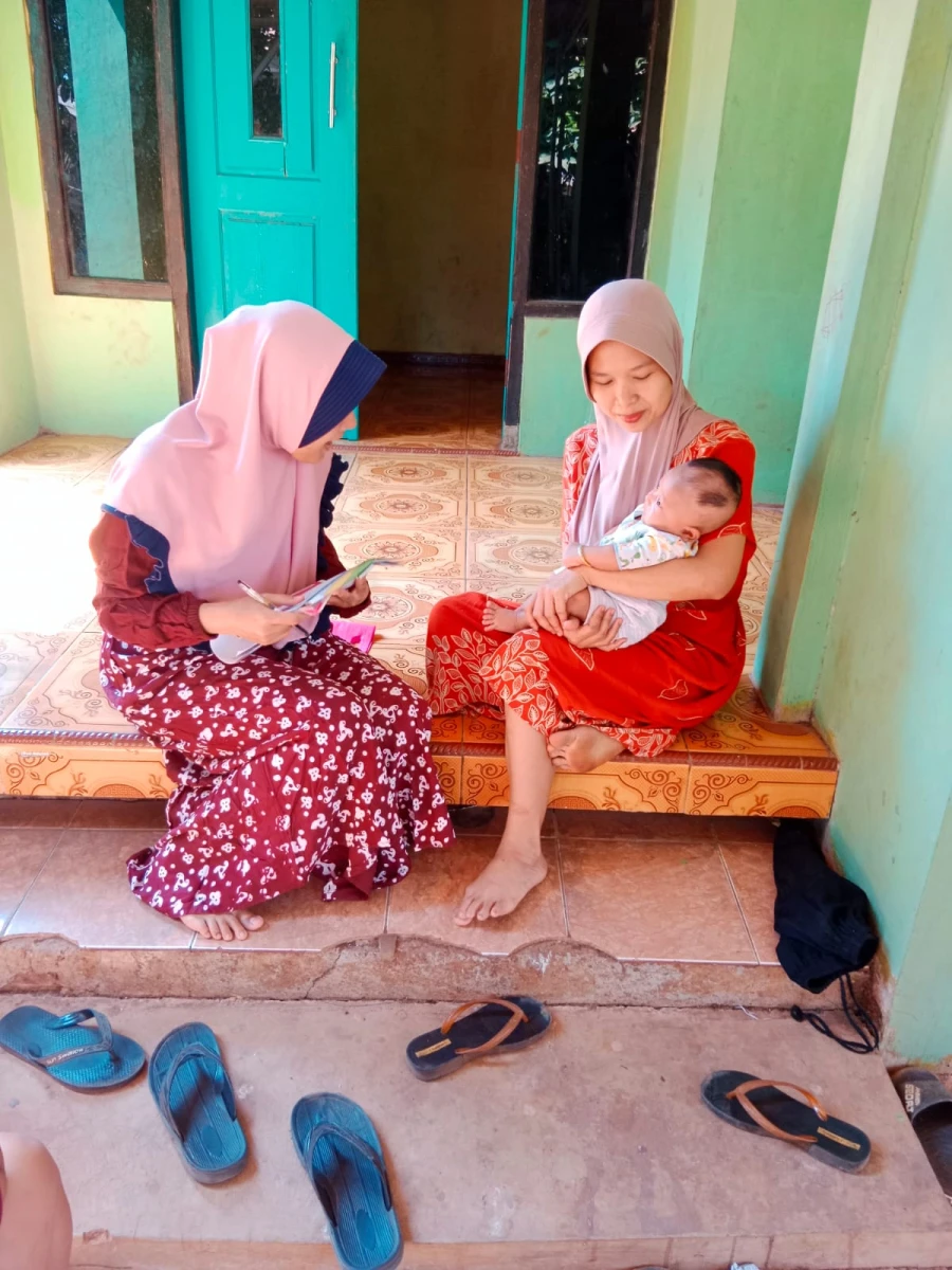 Kader posyandu melati 2 melaksanakan Kunjungan rumah 