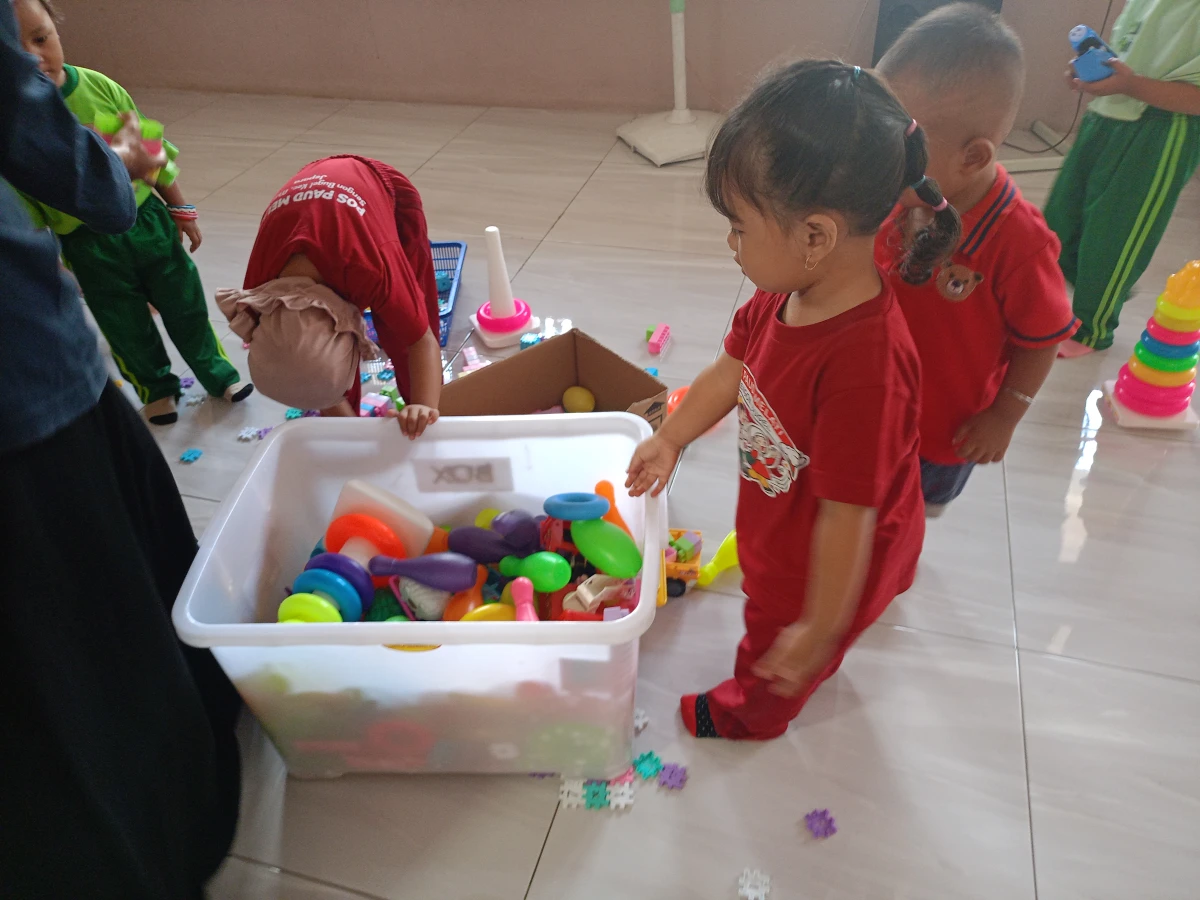 Murid PP Melati sengonbugel merapikan mainan sesuai tempatnya 
