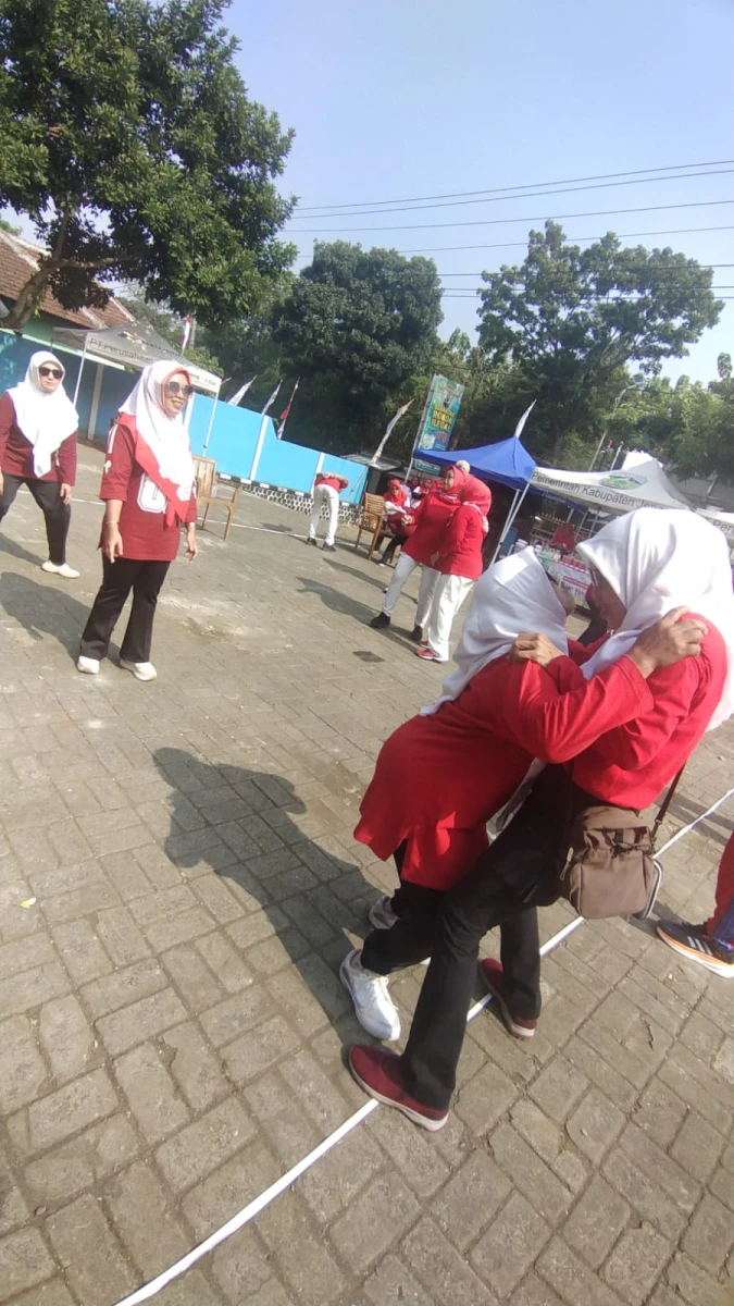 Mengikuti Bazar UMKM PKK Desa dari Pokja II se kecamatan Kembang. 