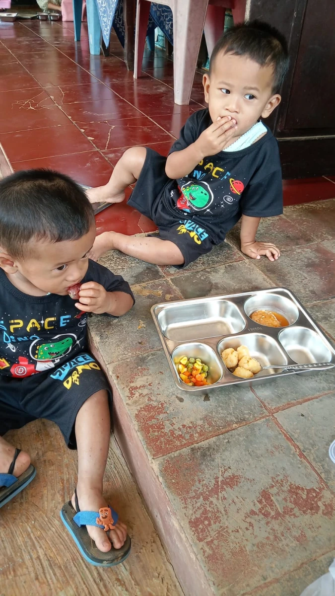 Pemberian MBG  bagi anak balita di desa suwot 2026