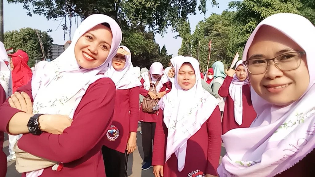 Kegiatan jalan sehat yang diadakan oleh pemerintah Kecamatan Mayong 