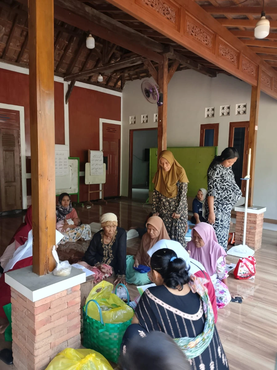 Pemberian MBG bagi Ibu Hamil, Balita, dan Ibu Menyusui di Posyandu Harapan 11 RW 04 Desa Karanggondang