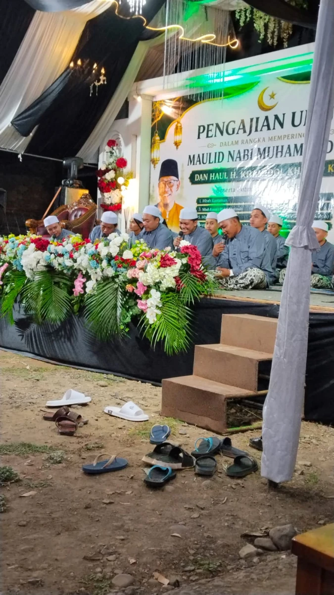 Petinggi dan Ketua TP PKK Desa Karanggondang Hadiri Pengajian Peringatan Maulid Nabi Muhammad SAW