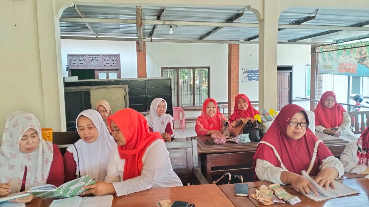 Pertemuan Rutin TP PKK Desa Tegalsambi Berlangsung Meriah dengan Lomba Memasukkan Bola ke Dalam Galon