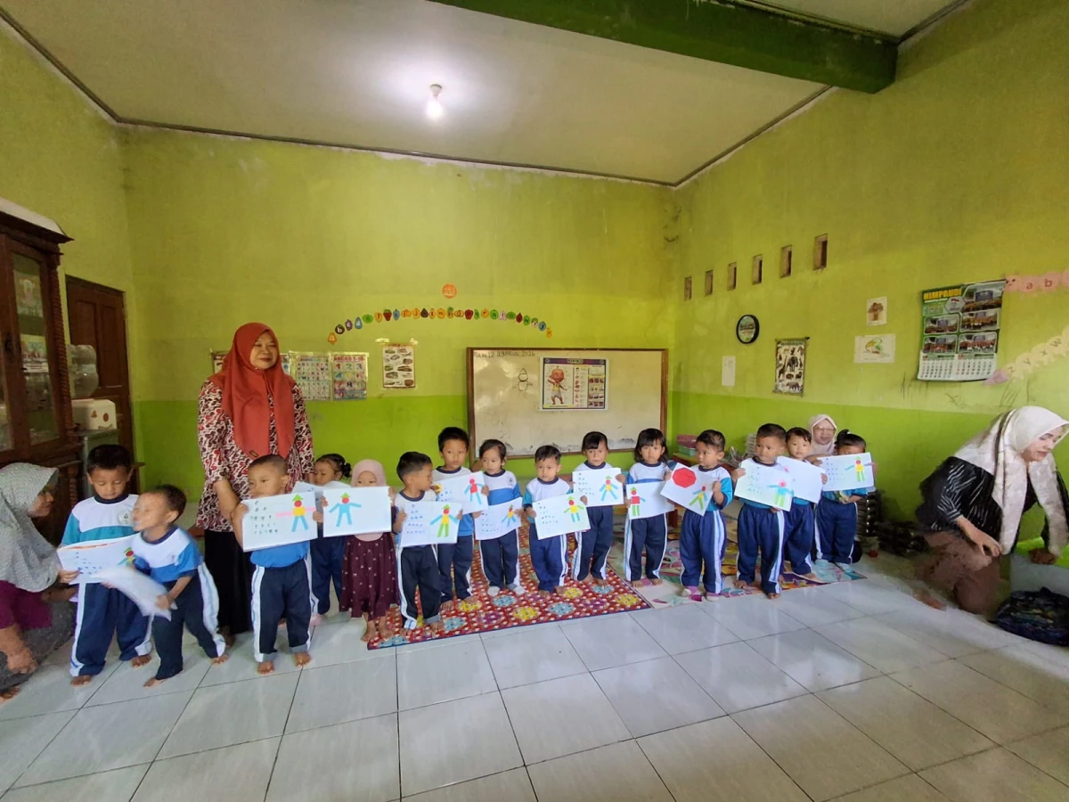 MENGENALKAN ANAK PAUD BENTUK GEOMEYRI