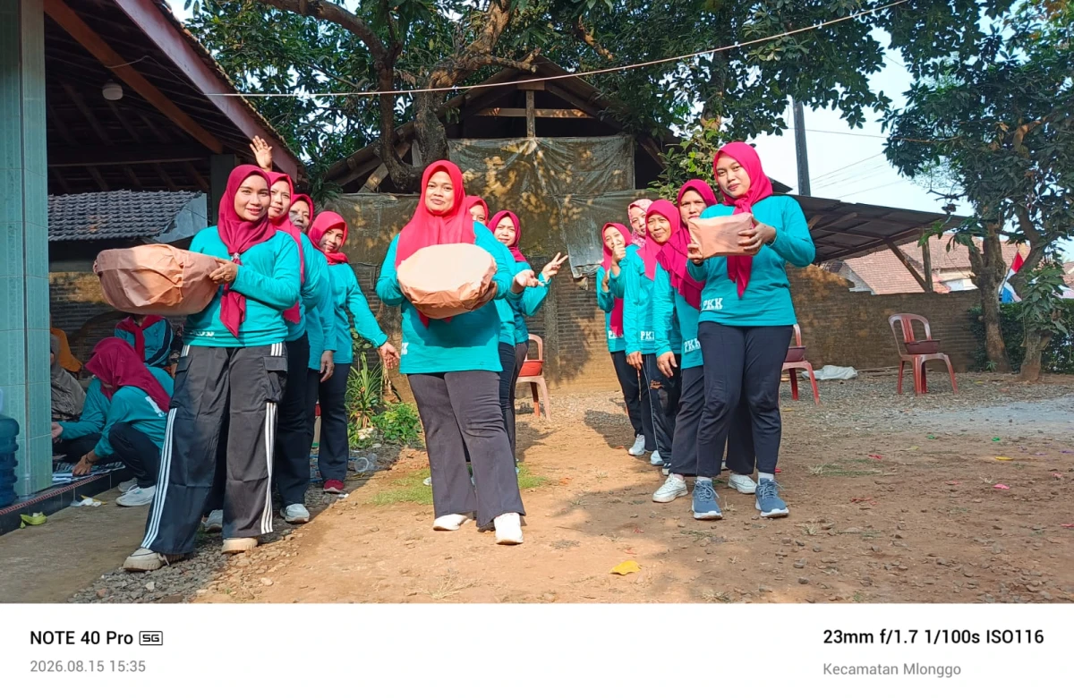 Semarak HUT ke-81 Kemerdekaan RI, PKK RT 03/RW 07 Karanggondang Gelar Lomba Estafet Air