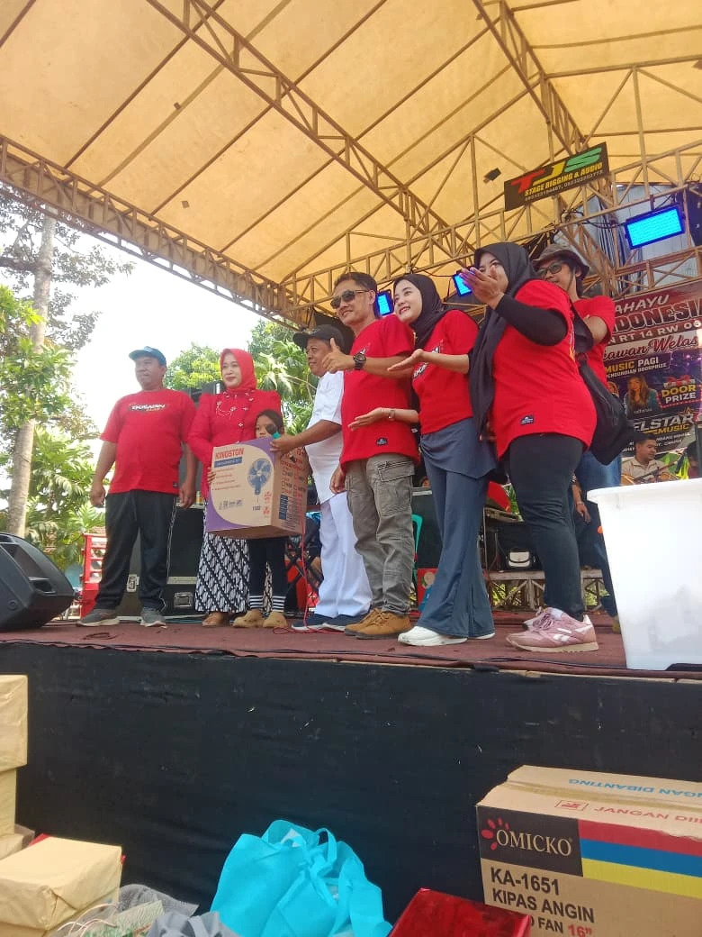 Kunjungan Ketua TP.PKK beserta Bapak Petinggi ke Rt 14 dalam rangka Hut RI ke 81