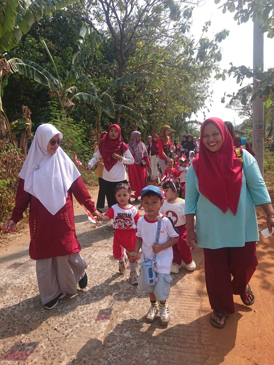 Memperingati HUT RI ke 81 murid PP Melati bersama walimurid jalan sehat 