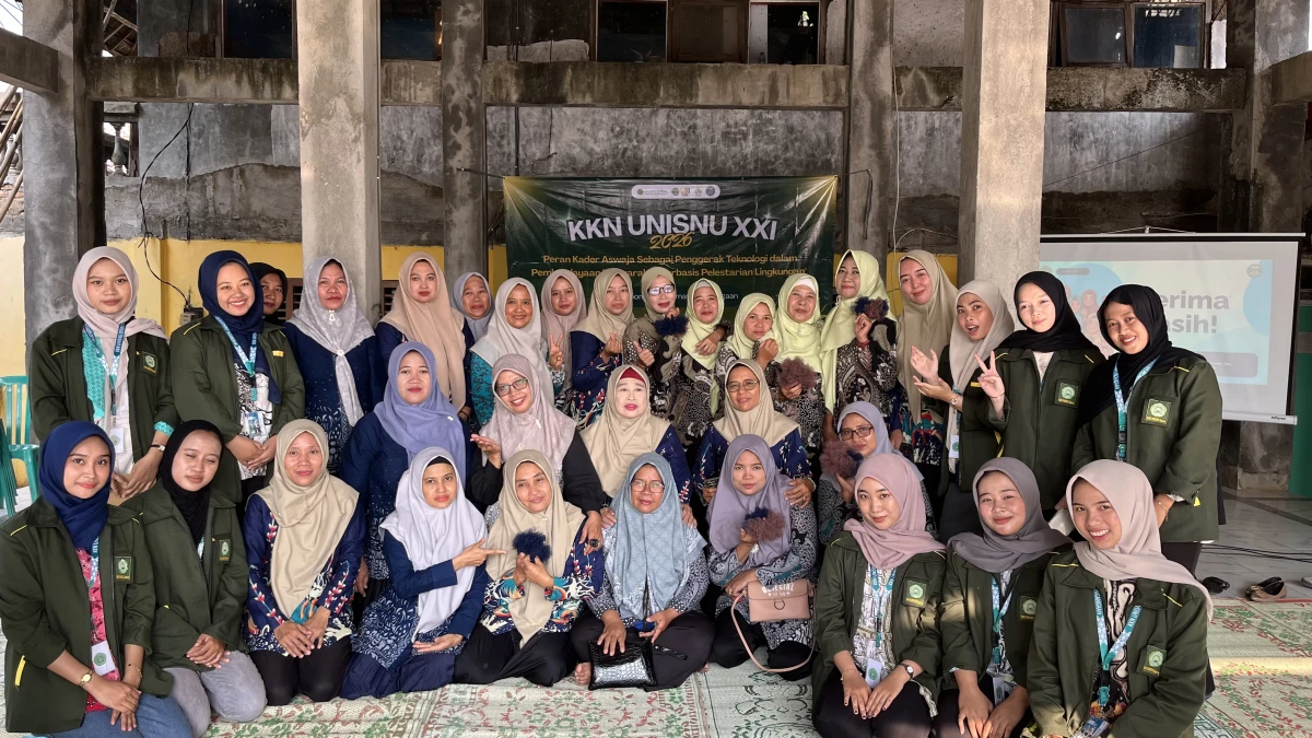 PKK dan Mahasiswa KKN Unisnu Jepara membuat scrunchie