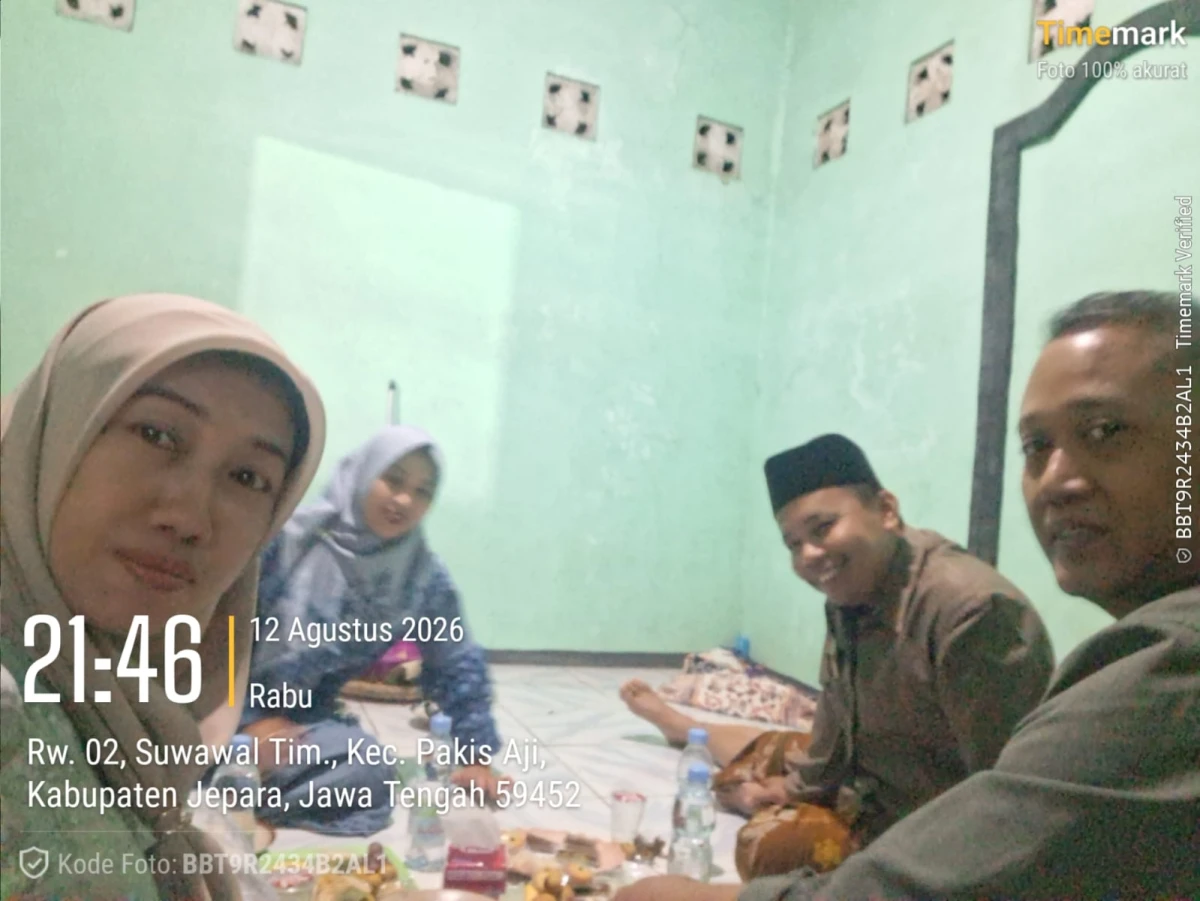 Camat dan Ketua TP PKK Kecamatan Pakis Aji dalam Pagelaran Wayang Kulit Sedekah Bumi Desa Suwawal Timur