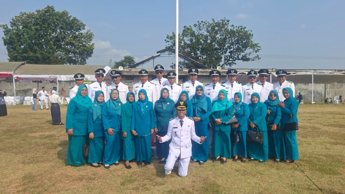 Mengikuti upacara dalam rangka peringatan HUT RI yg ke 81 bersama ketua TP.PKK kec dan TP.PKK desa se kec welahan di lapangan bogoran desa kalipucangwetan pada tgl 17 Agustus 2026.