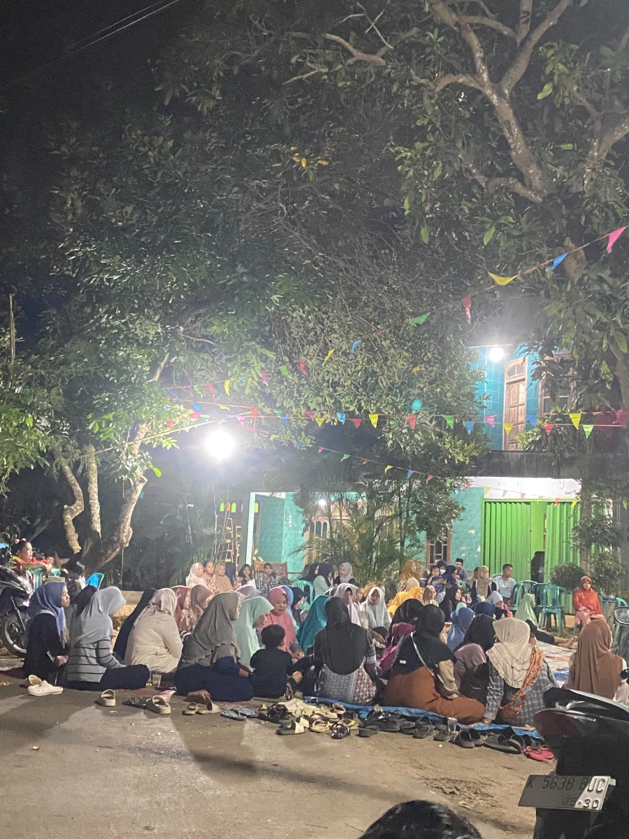 Kelompok PKK RT 01/RW 08 Karanggondang Bersama Warga Gelar Malam Tirakatan HUT ke-81 Kemerdekaan RI