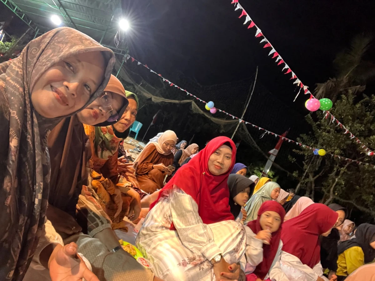 Menghadiri malam tirakatan 17 Agustus 