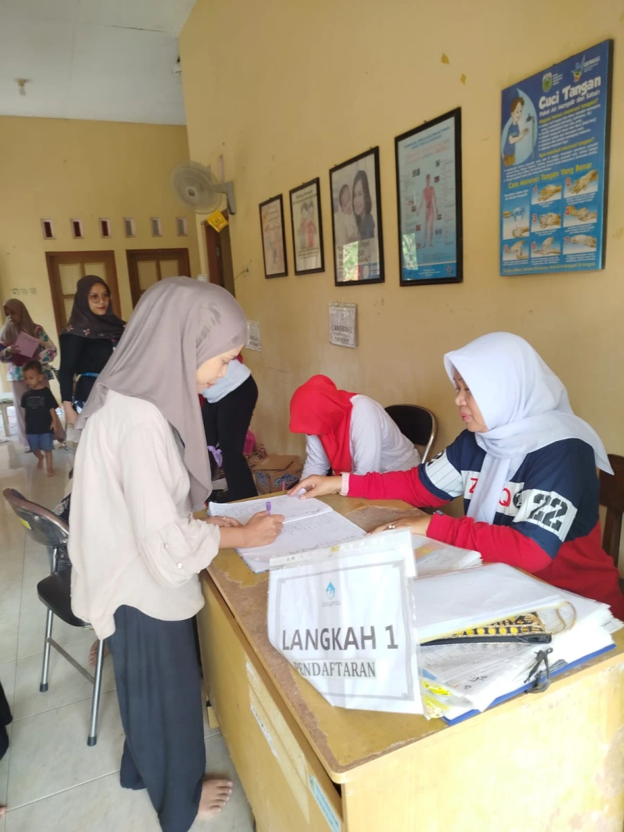 Pemberian Vitamin A di posyandu 4 Desa Mambak