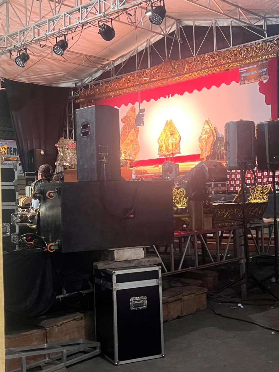Menghadiri malam sedekah Bumi desa Sekuro 