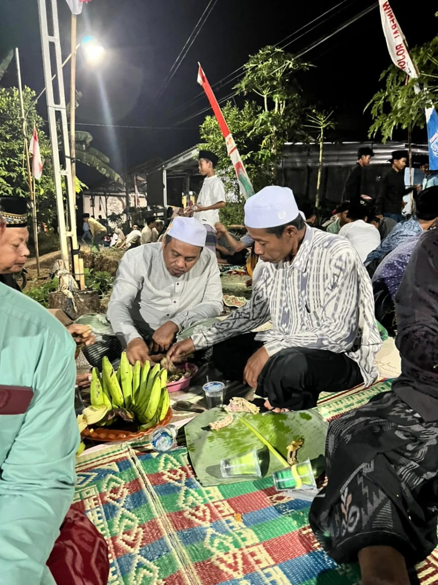 Malam tirakatan di salah satu wilayah RT Desa Mambak