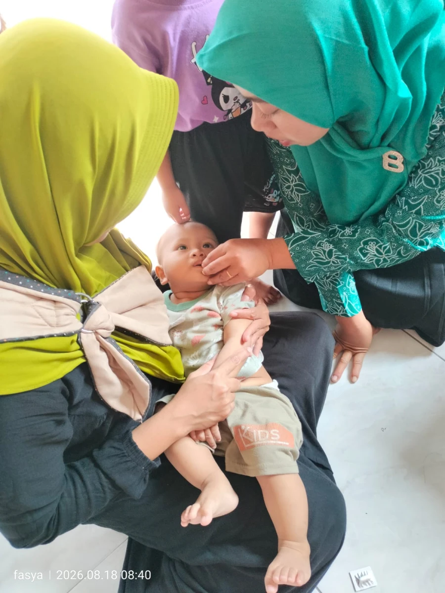 Posyandu Melati II ( pembagiam vitamin A )