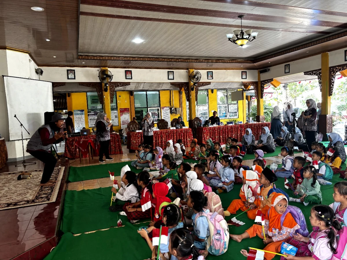 BUNDA PAUD MENGHADIRI LOMBA MEWARNAI ANAK SE KECAMATAN TAHUNAN DAN MENDENGARKAN DONGENG 