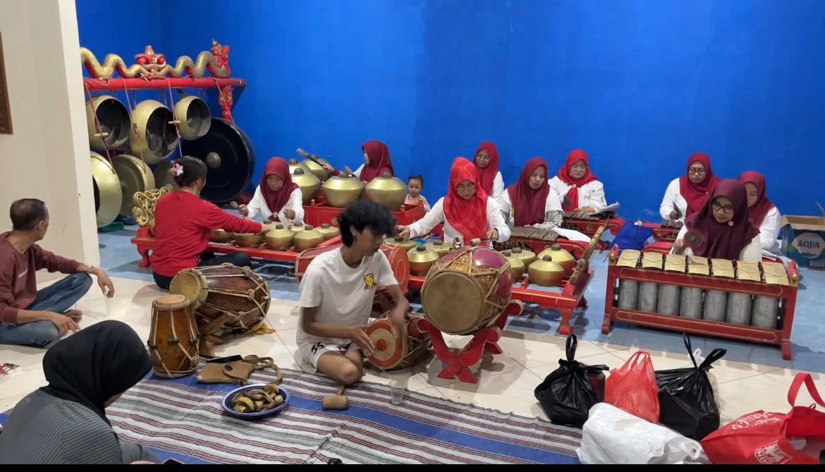 LATIHAN KARAWITAN RETNO KENCONO