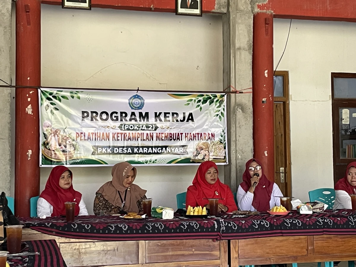 Pelatihan Menghias Hantaran Kader PKK Desa Karanganyar