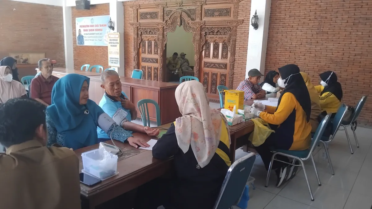 Cek kesehatan gratis di balai desa pelemkerep