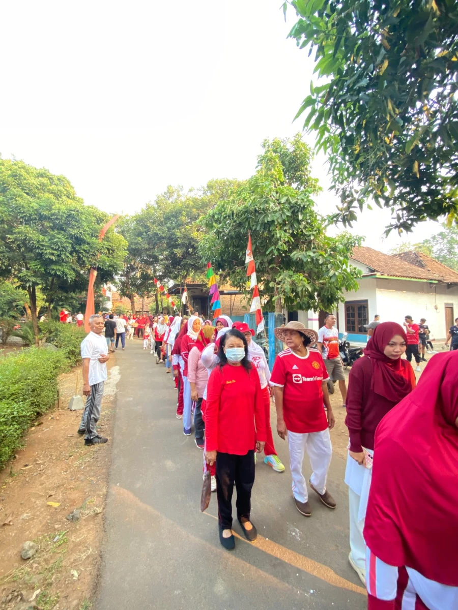Jalan Sehat PKK RT 01/RW 08 Karanggondang Semarakkan HUT ke-81 Kemerdekaan RI