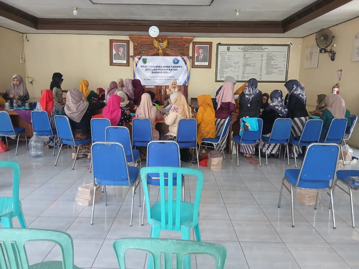 Pelatihan Kerajinan Tangan Berbasis Pemanfaatan Barang Bekas Pokja II TP. PKK Desa Senenan